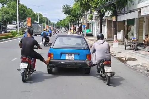Xác minh vụ hai người đi xe máy dùng chân đẩy ô tô trên đường phố Nha Trang