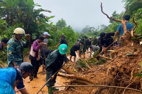 Bộ đội Biên phòng Quảng Trị bám sát địa bàn giúp người dân trong mưa lũ