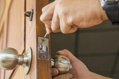 Mẹo đơn giản xử lý ổ khóa cửa bị mắc kẹt trong vài phút