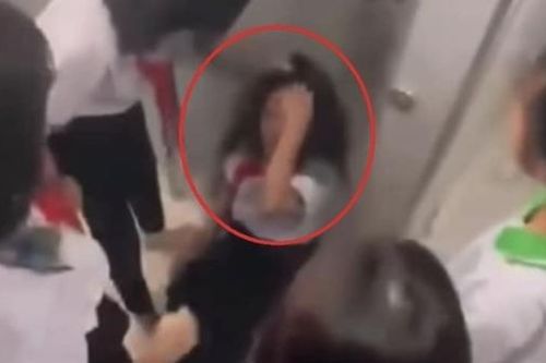 Nữ sinh lớp 8 bị đánh hội đồng rạn nứt 3 xương sườn