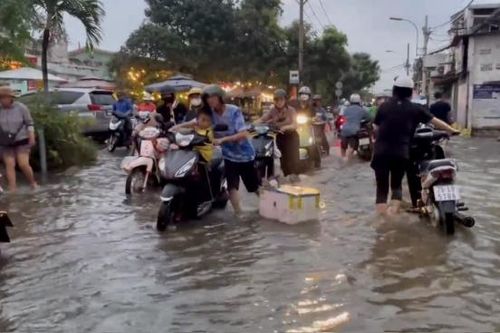Mưa lớn và triều cường nhấn chìm nhiều tuyến đường tại TP Hồ Chí Minh