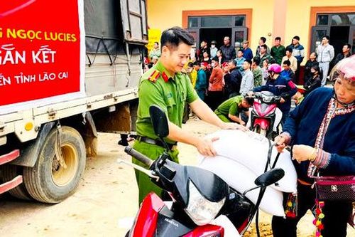 Trao tặng 15 tấn gạo cho người dân vùng cao Lào Cai bị thiệt hai do bão số 10