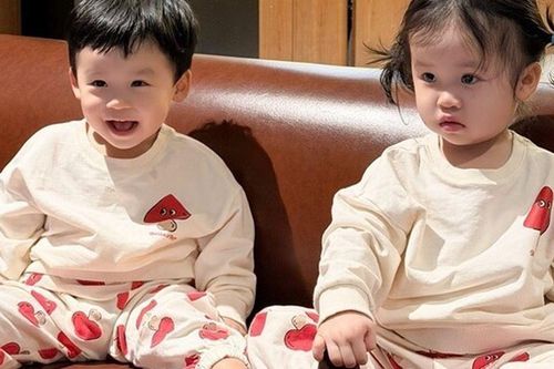 'Phú bà' Sam nắm tay đi dạo tình tứ với người giấu mặt, cho cặp sinh đôi lai Hàn Quốc mặc đồ giống nhau như cục bông