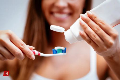 Nên đánh răng trước hay sau bữa sáng?
