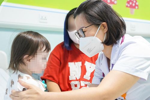 Gia đình người Úc đưa con đến Việt Nam điều trị chứng biếng ăn nặng