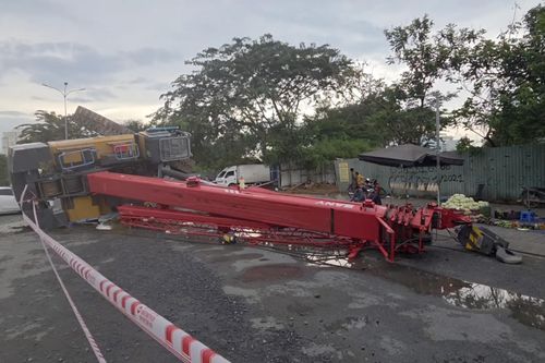 Cần cẩu rơi khỏi xe đầu kéo giữa đường ở TP.HCM, một người bị thương