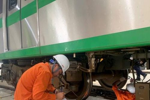 Xuyên đêm vì những chuyến tàu điện an toàn
