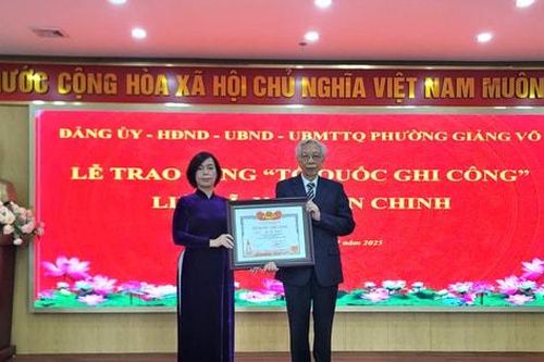 Phường Giảng Võ trao Bằng 'Tổ quốc ghi công' cho thân nhân liệt sĩ