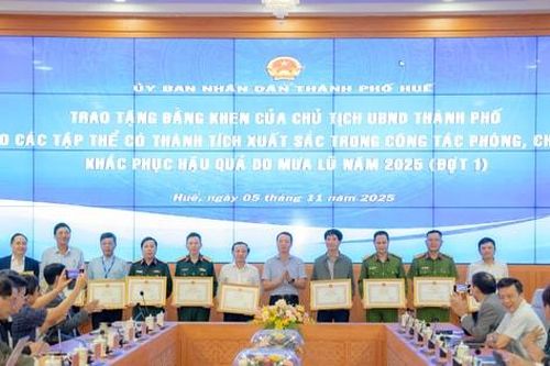 UBND TP Huế khen thưởng 12 tập thể có thành tích xuất sắc trong phòng, chống mưa lũ