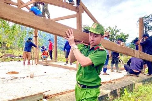 Đà Nẵng: Lực lượng Công an xung kích trên tuyến đầu khắc phục hậu quả mưa lũ