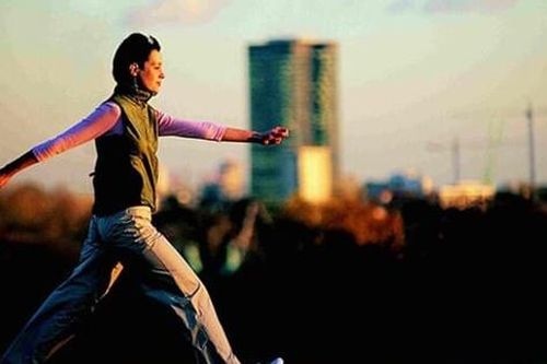 Ngoài đi bộ, người bị thoái hóa khớp gối nên tập môn thể thao nào?