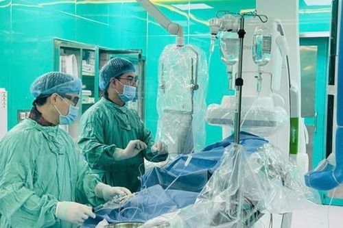 Giữ vững 'mạch sống' y tế miền Trung trong mưa lũ