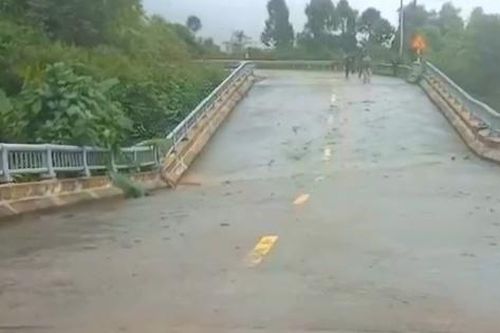 Cầu cạn trên đường Hồ Chí Minh nhánh Tây bị xô lệch do mưa lũ