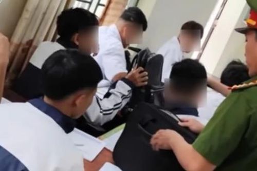Xôn xao clip nữ sinh bị 10 người 'tác động' trong nhà vệ sinh, chỉ biết ôm đầu chịu trận
