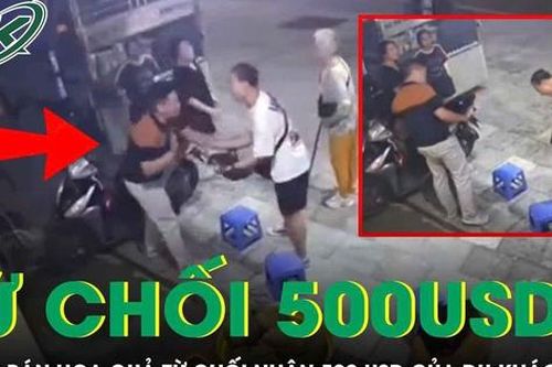 Người bán hoa quả từ chối nhận 500 USD của du khách, lý do khiến ai cũng dành lời khen