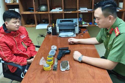 Quản lý công ty chuyển phát nhanh tàng trữ 'hàng nóng' rao bán trên mạng xã hội