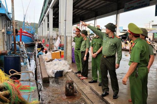 Quảng Ngãi: Yêu cầu thuyền viên rời tàu, hoàn tất neo trú trước 21h ngày 6/11