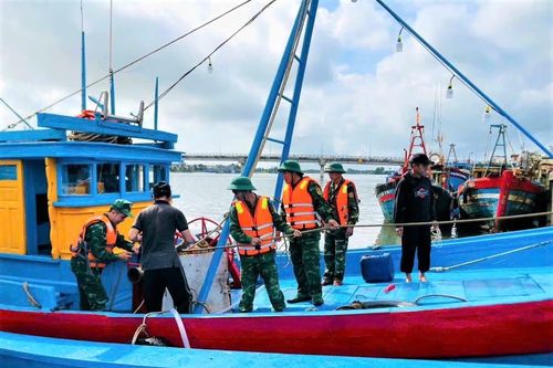 Thủ tướng chỉ đạo đình hoãn các cuộc họp chưa thật sự cần thiết, tập trung ứng phó với bão số 13