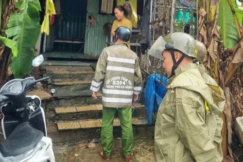 Người dân Đà Nẵng chống bão số 13