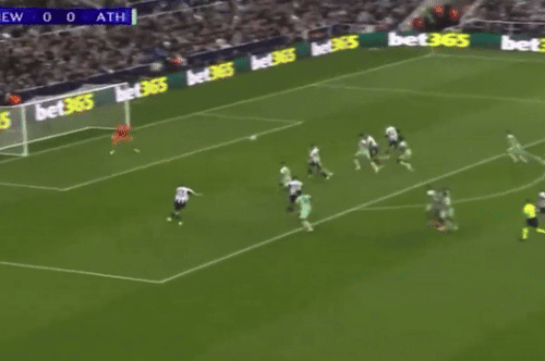 Siêu phẩm bằng đầu gây sốt ở Champions League