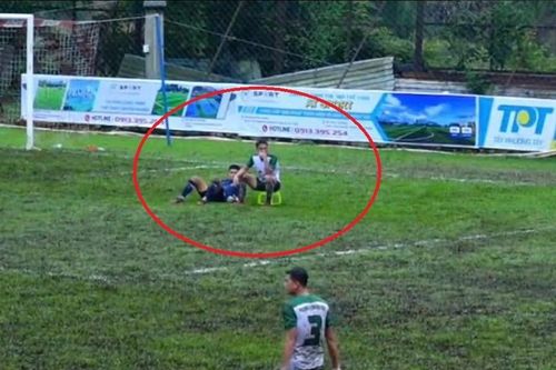 Cầu thủ mang ghế ra sân ngồi ở giải hạng ba Quốc gia