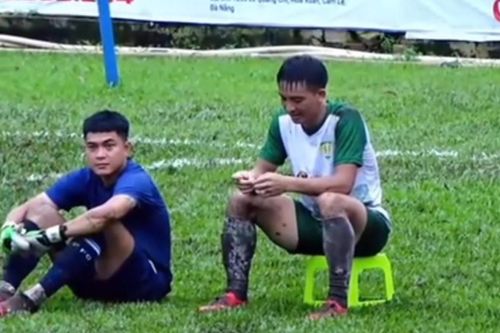 Khoảnh khắc trọng tài bẻ còi ở giải hạng 3 Quốc gia