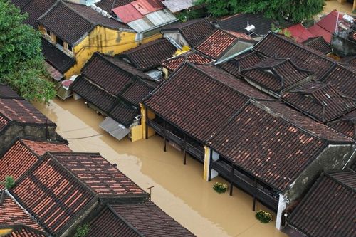 Bộ GD&ĐT hỗ trợ hàng tỷ đồng cho học sinh vùng lũ ở Huế, Đà Nẵng
