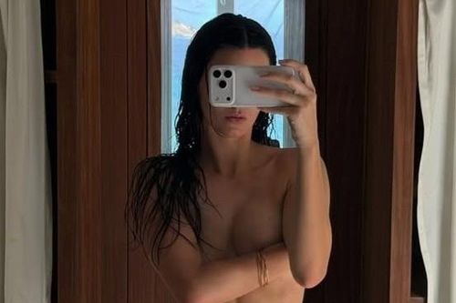 Kendall Jenner bán khỏa thân
