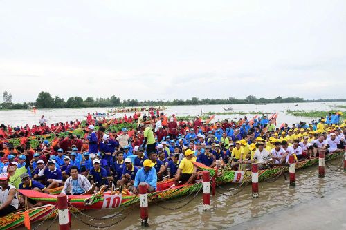 Hàng ngàn người dân An Giang náo nức xem đua ghe ngo