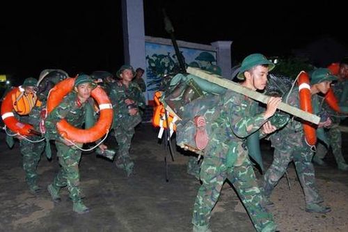 Chùm ảnh: Lực lượng vũ trang hỗ trợ các địa bàn trọng điểm ứng phó bão số 13