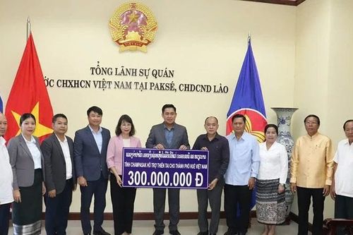 Các tỉnh nam Lào hỗ trợ 1,6 tỷ đồng cho miền trung Việt Nam khắc phục thiệt hại bão lũ