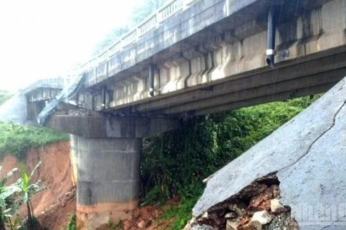 Chiều tối 6/11, thông đường đến cầu cạn bị gãy tại Km 396+050 trên tuyến Hồ Chí Minh nhánh tây