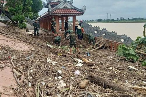 Dọn vệ sinh sau lũ ở Di tích quốc gia đặc biệt Thành cổ Quảng Trị