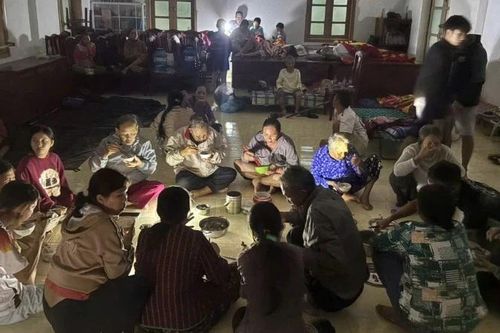 Tình người giữa bão lũ