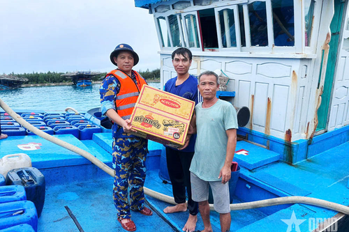 Các trung tâm dịch vụ hậu cần-kỹ thuật tại Trường Sa giúp ngư dân tránh bão