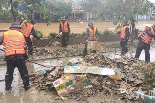 Huế: Bộ đội dọn bùn, khử khuẩn tại các tuyến đường, trường học