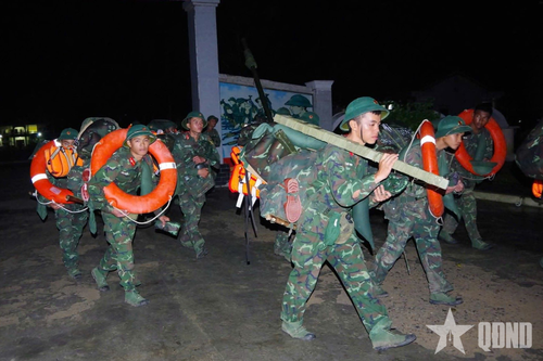 Bộ đội hành quân trong đêm sẵn sàng giúp dân ứng phó bão số 13