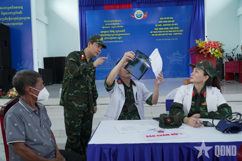 Tây Ninh: Quân y Việt Nam - Campuchia khám bệnh giúp bà con xã biên giới