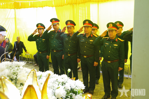 Đoàn công tác của Bộ tư lệnh Quân khu 3 viếng Thượng sĩ Vũ Văn Bình hy sinh khi thực hiện nhiệm vụ