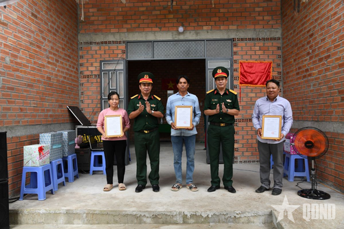 Bộ CHQS tỉnh Tây Ninh trao tặng nhà tình nghĩa 'quân- dân'