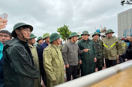 Vượt hiểm nguy đi về phía nhân dân