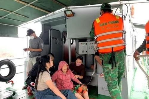 Kịp thời đưa cụ bà 72 tuổi từ Cù Lao Chàm về đất liền cấp cứu