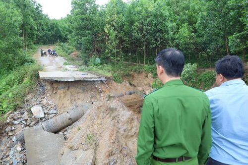 Đường huyết mạch sạt lở nghiêm trọng, 7.000 dân xã Trà Đốc bị cô lập hoàn toàn