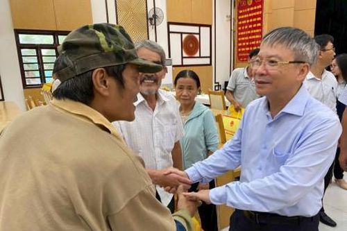 Chủ tịch HĐND TP Đà Nẵng thăm, động viên người dân các xã vùng cao bị thiệt hại do mưa lũ