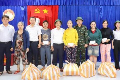 Lãnh đạo Thành ủy Đà Nẵng thăm, tặng quà cho các hộ dân và chỉ đạo công tác ứng phó bão số 13