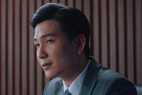 Lộ diện 'mỹ nam' của chương trình 'Người ấy là ai' khiến chuyện tình cảm của Thị đế Kim Chung Liên Bỉnh Phát 'lung lay'