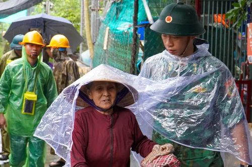 Khánh Hòa: Gõ cửa từng nhà gọi người dân đi sơ tán