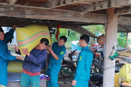 Gia Lai: Cán bộ cõng lúa giúp dân giữ lương thực sau bão