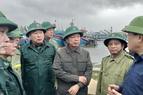 Huy động tổng lực ứng phó với bão số 13
