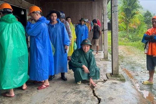 Đà Nẵng: Xuất hiện vết nứt dài ở Trà Đốc, sơ tán hơn 110 người